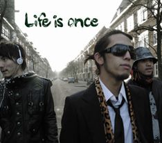 写真は2月にリリースされたアルファの最新シングル「Life is once」。ルー大柴がアルファに対して贈った「人生は一度きり！Life is once！」という言葉がそのまま楽曲のタイトルとなった。