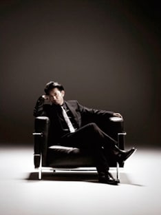 ベストアルバム「FUMIYA FUJII ANNIVERSARY BEST "15/25"」は、タイアップヒットを中心に代表曲を集めたdisc 1と、Yahoo!JAPANでのファン投票の結果をふまえてセレクトされたdisc 2からなる、2枚組全30曲入り。初回限定盤にはビデオクリップ集DVDが付く。