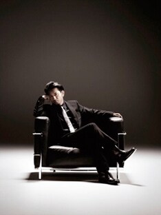 ベストアルバム「FUMIYA FUJII ANNIVERSARY BEST "15/25"」は、タイアップヒットを中心に代表曲を集めたdisc 1と、Yahoo!JAPANでのファン投票の結果をふまえてセレクトされたdisc 2からなる、2枚組全30曲入り。初回限定盤にはビデオクリップ集DVDが付く。