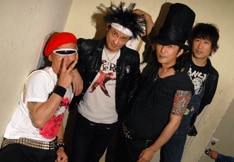 写真左がBELLEY。5月5日に新宿LOFTで行われたイベント「MOSH BOYZ」では、元メンバーWANG-TANGが参加する雷矢と共演を果たしている。
