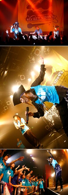 会場に集まった400人のファンは、揃いの青いTシャツで大海原を表現。