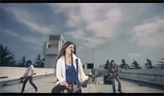 PVはロックテイストの曲調に合わせた屋上ライブがメイン。