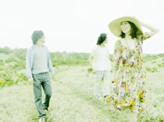 ボーカル・chihiroの手による、20代の女性らしい恋愛観や人生観がストレートに表現された歌詞にも注目。