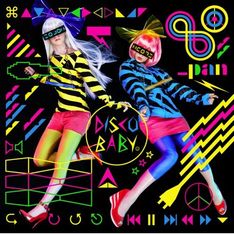 ニューレイヴ感炸裂の「DISCO BABY」ジャケット。ちなみに2人が着用している服は、個性派ブランド「galaxxxy」のもの。