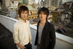 5月24日21時からは、オフィシャルサイトで2人からのメッセージが生配信される。