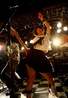 鍵盤のハジメはバンド加入後に、セーラー服を着た女の人に恐怖を感じるようになった(？)とのこと。「なんか殴られるんじゃないかと思うんですよね」（ハジメ）