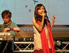 キュートなパフォーマンスで記者会見に華を添えたSweet Vacation。