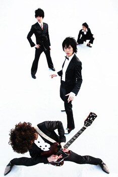 西井は個人活動に挑みたいと考え、バンド脱退を決意したという。