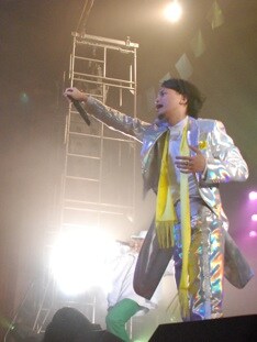 開演前に会場で「クレバのベスト盤」を購入すると、抽選で5名にバックステージ招待権が当たる企画も実施中。これからツアーに参加する人はぜひチャレンジを。