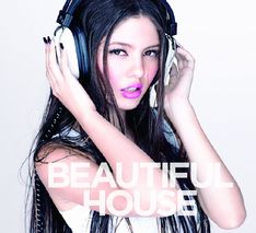 写真は昨年発売されたシリーズ第1弾「Beautiful House」。DAISHI DANCE、STUDIO APARTMENT、DOUBLE、MONDO GROSSO、sugiurumn、A Hundred Birds、Ananda Project、Jazztronik、Fantastic Plastic Machineらが楽曲を提供している。