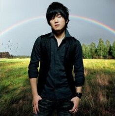 ライブ直前の6月4日には、ニューシングル「虹が消えた日」がリリースされる。