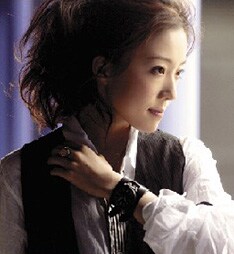 平原綾香はオリンピック公式応援ソング「笑ってみせてくれ」を歌うスペシャルユニット「BAND FOR "SANKA"」に参加している。