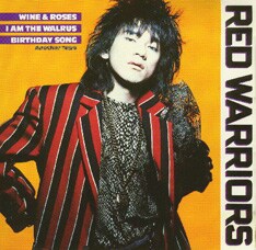 最近ではバラエティ番組でも特異な才能を発揮しているYUKAI。今回の番組ではRED WARRIORS世代ド真ん中の芸人たちを歌声で魅了する（写真はシングル「バラとワイン」ジャケット）。