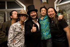 「あくまで楽しいパワー・ポップ・ロックを！」と、笑顔で千変万化の音楽を繰り出す小野瀬雅生ショウ。