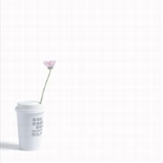 ニューシングルのジャケットは「Together / あかり / Fall Back」のジャケットと対をなすようなデザイン。