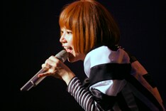 今回はアンコールを含めて計3種類の衣装を見せてくれたYUKI。そのセンスの高さに客席からはしきりに「かわいいー！」と声が飛んでいた。