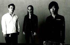 対バンイベントやライブへの出演が相次ぐストレイテナー。今回のツアーでも熱いパフォーマンスを披露してくれそうだ。