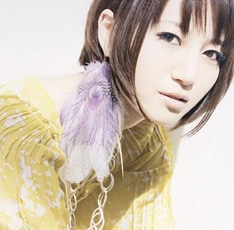 シングルにはタイトル曲2曲のほか、結婚する親友のために書いたというウェディングソング「黄色い花」がライブバージョンで収められている。