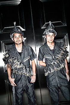 兄弟3人で制作したニューシングルの仕上がりに期待は高まるばかり。