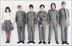 ちなみにアーティスト写真やアルバムジャケットでメンバーが身に着けている衣装は幸宏がデザインしたもの。彼がバンドのユニフォームを手がけるのはYMO以来ひさびさのこと。