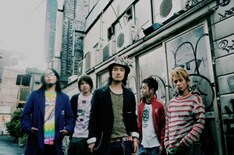 シングルにはカップリング「花の音」と2曲のカラオケバージョンを含む4曲を収録。