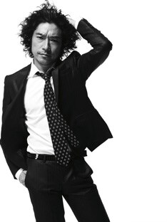 サラリーマンやOLでにぎわうお昼の六本木に、男前ファッションに身を包んだトータスがギターを抱えて見参。