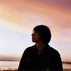 一風変わった幻想的なステージに豪華アーティストが集結。