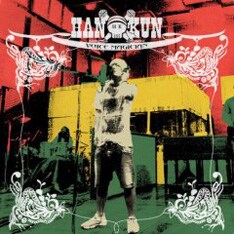 写真はアルバム「VOICE MAGICIAN」通常盤ジャケット。