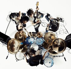 野音公演のタイトル「暁の野音」は、ライブ当日夕焼けを見られることを願ってつけられたとのこと。9mm Parabellum Bulletが、秋の野音でどんな刺激的なパフォーマンスを見せてくれるのか今から楽しみだ。