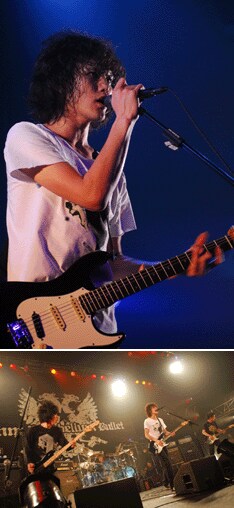 アンコールラストでは、滝善充（G）がペットボトルの水を浴びながらギターをかき鳴らすハラハラさせられる光景も（カメラマン：岸田哲平）