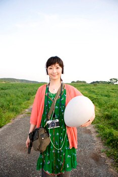 撮影前日は暴風雨だったにもかかわらず、撮影スタート時には晴れ間も見えるくらいに天候が回復。持田の“晴れオンナ”ぶりが証明された。