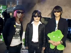 「AmebaVision」では放送終了後のコメントムービーを公開中。緊張する記者会見を終えたメンバーの、リラックスした表情を見ることができる。