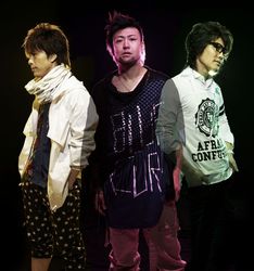 左からHIRO（Dr / MC）、YUKI（Vo / Bass / Prog）、YOS（G / Cho）。3人あわせてPINKLOOPだ。