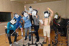 7人のお面集団がレコーディングを敢行。