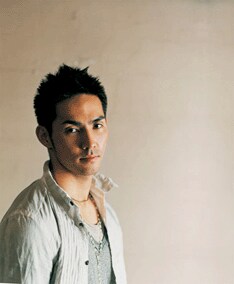 現在オフィシャルサイトでは、「絆」のビデオクリップで使用する写真を募集中。受付は6月30日まで。