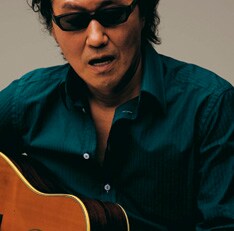 「カンドレ・マンドレ」を除くアルバム収録曲はすべて1970年代に発表されたナンバー。フォーク／ニューミュージックの礎を築いた彼のたぐいまれなセンスが堪能できる。