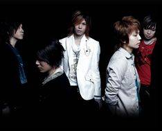 オフィシャルサイトでは今回のシングルについてメンバー5人がコメントした動画が公開されている。