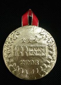 写真が「レミオロメン ゴールドメダルタオル」。水につけるのがもったいないほどの精巧な作りだ。