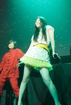 本日のライブでは「チャイナ・ディスコティカ」「Darling Wondering Staring」など6曲を披露。