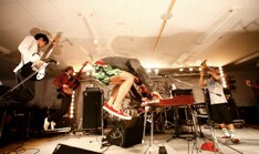 現在、シングル「THE ReACTION E.P.」発売記念ツアーを敢行中のユアソン。残すは6月28日の札幌、7月5日の郡山、6日の仙台の3公演のみ。