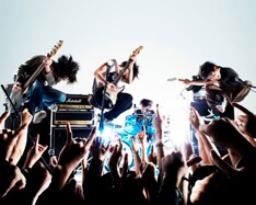 彼らは今年、8つの夏フェスに出演。デビューから8カ月の新人ながらも、今年の夏フェス最多出演バンドのひとつとなった。