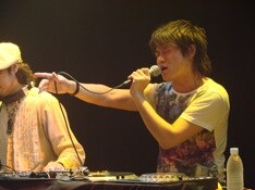 デビュー曲「ソノサキニ」では、少しでもファンの近くに行きたい、という思いからDJブースを出てステージの前へ。