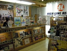 自主レーベル運営や委託販売なども手がけ、11年間にわたりCDショップの枠を越えた存在感を示してきた。