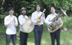 「溜め息の橋」「サヨナラのおまじない」はそれぞれ、アニメ「アリソンとリリア」のテーマ曲としてオンエア中。