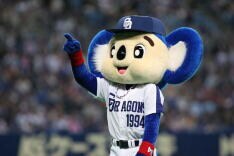 当日はドラゴンズの人気マスコット、ドアラ・シャオロン・パオロンと写真撮影ができる「マスコットキャラクター撮影会」が実施される。詳しい参加方法は球団オフィシャルサイトで確認を。