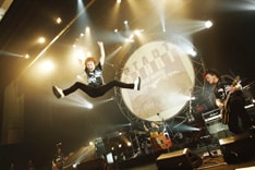 ライジングサン、SETSTOCKに続きサマソニにも参加が決定した今夏のジュンスカ。9月15日からは全国のZepp会場にて20周年記念総決算ツアー「J(S)W 20th ANNIVERSARY LAST TOUR "THANK YOU"」を行う。