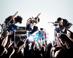 インディーズ時代の9mmをはじめ、音源でもライブでも圧倒的な存在感を放つバンドが多く所属する残響レコード。パワフルなコンピ盤が期待できそうだ。