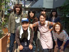 さゆみは故・横山やすしの娘、ひかりと漫才コンビ「さゆみ・ひかり」を組んで活動している。