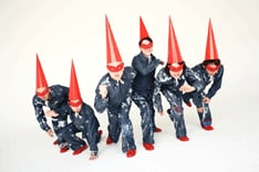 7月12日には東京・HMV渋谷でインストアライブを開催するpe'zmoku。ちなみに、同店では本日よりスタッフ全員が彼らのトレードマークである赤いトンガリ帽子を着用し業務に従事している。