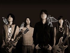 ナタリーでは昨年5月11日の記事で深沼元昭、近藤智洋の2人が結成秘話を語るインタビューを掲載した（下記関連記事「 初インタビュー！結成秘話を語る」）。